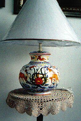 Ceramiche d-Arte di Albisola - Lampada in maiolica in stile calligrafico. Più paralume fatto a mano di cm. 40 x 30 x 20